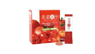 白い背景にトマトを描いた赤い箱とスティック、赤い粉末が並ぶ「美菜の赤汁」の商品画像です。