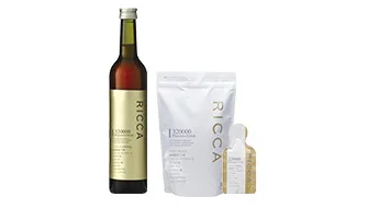 白い背景に茶色のボトルと白いパウチ、金色の個包装が並ぶ「RICCA」の商品セットです。