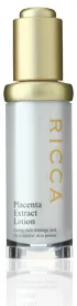 白い背景に金色のキャップが付いた透明ボトルが立ち、「RICCA Placenta Extract Lotion」と書かれています。