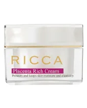 白い背景に透明な角型ジャーが置かれ、「RICCA Placenta Rich Cream」と書かれています。