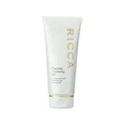 白い背景の中央に、白いチューブ容器のスキンケア商品「RICCA Placenta Cleansing Gel」が立っています。