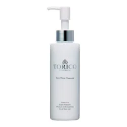 白い背景の中央に、銀色の首元と白いポンプが付いたボトルのスキンケア商品「TORICO Platinum Rich White Cleansing」が立っています。