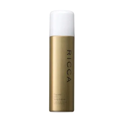 白い背景に、白いキャップが付いた金色の炭酸ケア用スプレーボトル「RICCA Placenta CO2 Scalp Lotion」が立っています。