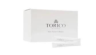白い背景に白い箱とスティック包装が並ぶ「TORICO PLATINUM Skin Nano Collagen」の商品画像です。