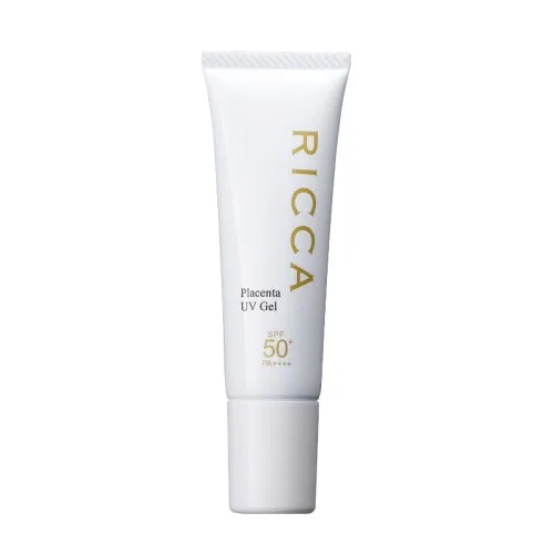 白い背景の中央に、UVケア用の白いチューブ「RICCA Placenta UV Gel SPF50+ PA++++」が立っています。