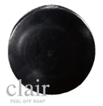 白い背景に丸い黒色の石けんが置かれ、下部に「clair PEEL OFF SOAP」と書かれています。