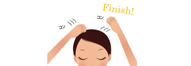 白い背景で目を閉じた女性の頭上に軽く握った両手を置き、ヘアケアの頭皮マッサージをこぶしで仕上げる動きを「コンコン」の文字と「Finish!」で示しています。