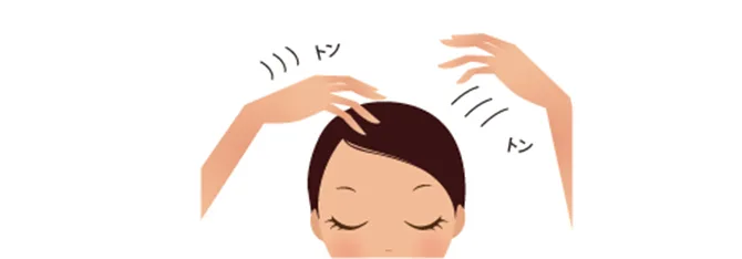 白い背景で目を閉じた女性の頭上に両手を構え、ヘアケアの頭皮マッサージで指先を使って軽くたたく動きを「トントン」の文字とともに示しています。
